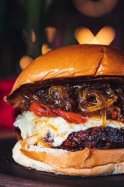 Veggie Vasca, burger de arroz integral y quinoa, hecha en casa a base de productos plant based, dorada en el horno, con pimientos, Idiazabal y cebolla caramel, NYB