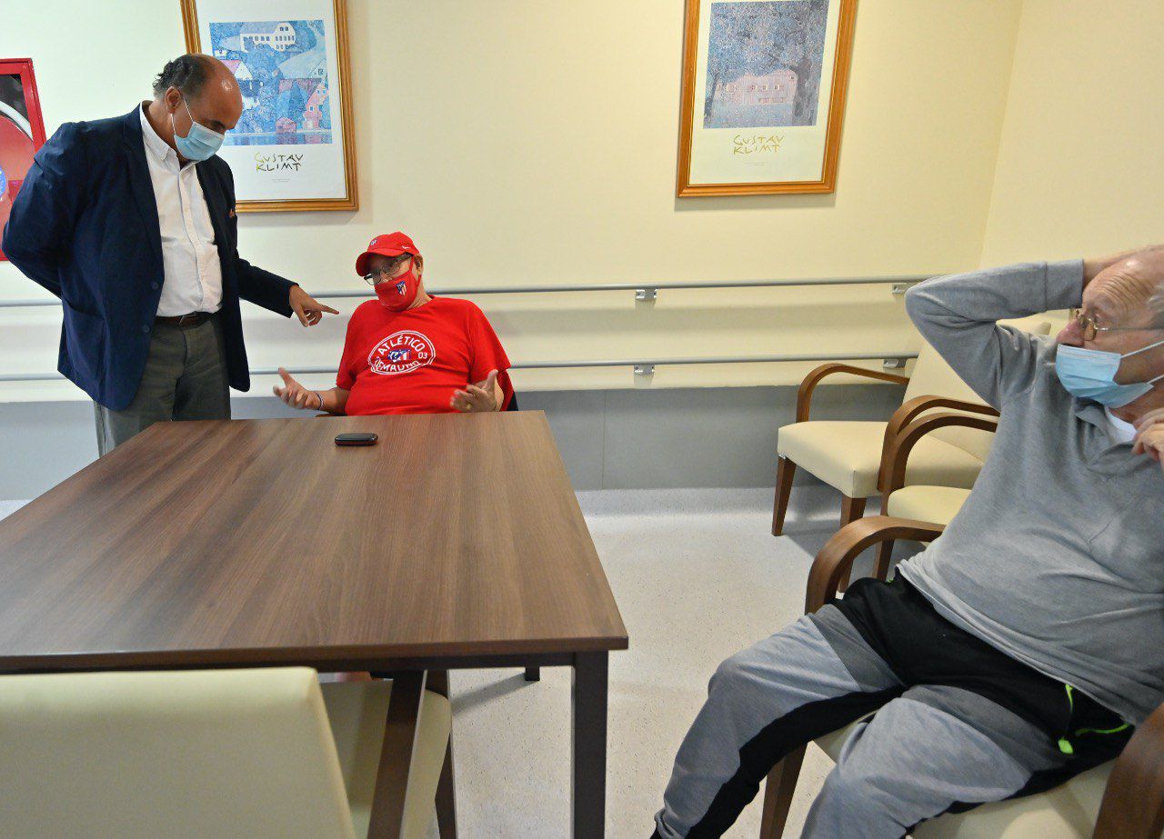 El viceconsejero de Asistencia Sanitaria y Salud Pública, Antonio Zapatero. visita una residencia de mayores de la tercera edad donde se suministra la tercera dosis de la vacuna contra la Covid-19 