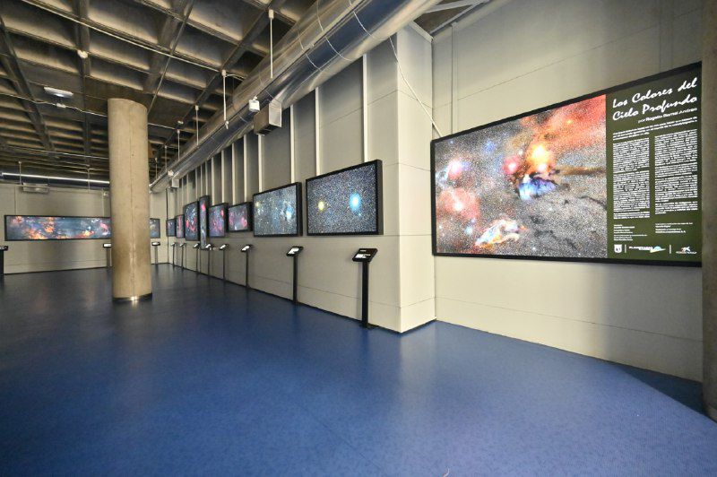 Muestra de imágenes astronómicas en gran formato realizadas por el astrofotógrafo Rogelio Bernal Andreo. Una breve anécdota en la vida de Rogelio Bernal bastó para pasar de desconocerlo todo sobre la astrofotografía a embarcarse de pleno en ella. Fue una noche de Septiembre del 2007 cuando, viajando por la costa californiana con su familia, paró el coche a petición de su mujer para echar un vistazo al cielo y contempló impresionado la Vía Láctea por primera vez. ¿Podría alguien como el hacer fotos de galaxias y nebulosas?