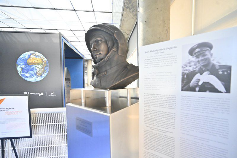 Con motivo del 60 aniversario del histórico primer vuelo espacial, el realizado el 12 de abril de 1961 por el cosmonauta soviético Yuri Gagarin (1934-1968), se exhibe en el Planetario de Madrid la exposición 'Yuri Gagarin: Vamos' que trata de acercar a tan ilustre personaje a los visitantes del Planetario.