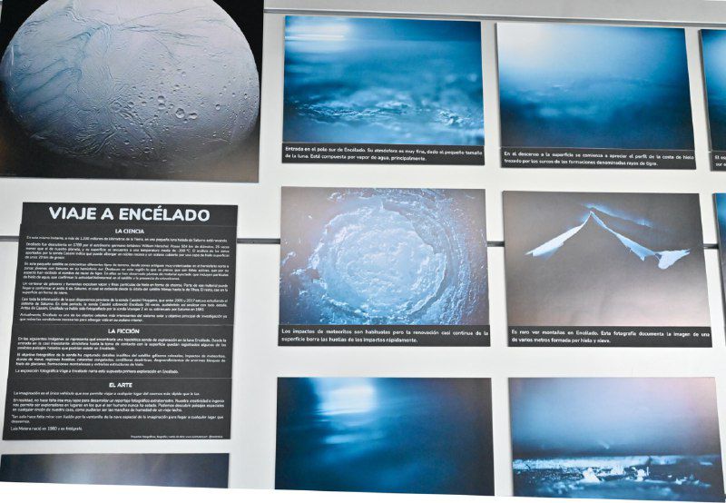 Encélado fue descubierta en 1789, posee 504 km. de diámetro-25 veces menor que nuestro planeta- y su superficie se encuentra a una temperatura media de -200 °C. El análisis de los datos aportados por la sonda Cassini indica que puede albergar un núcleo rocoso y un océano cubierto por una capa de hielo superficial de unos 20 km. de grosor.
Se trata de uno de los cuerpos más interesantes del sistema solar y un objetivo importante para su investigación, puesto que puede reunir las condiciones necesarias para albergar vida en su océano interior.