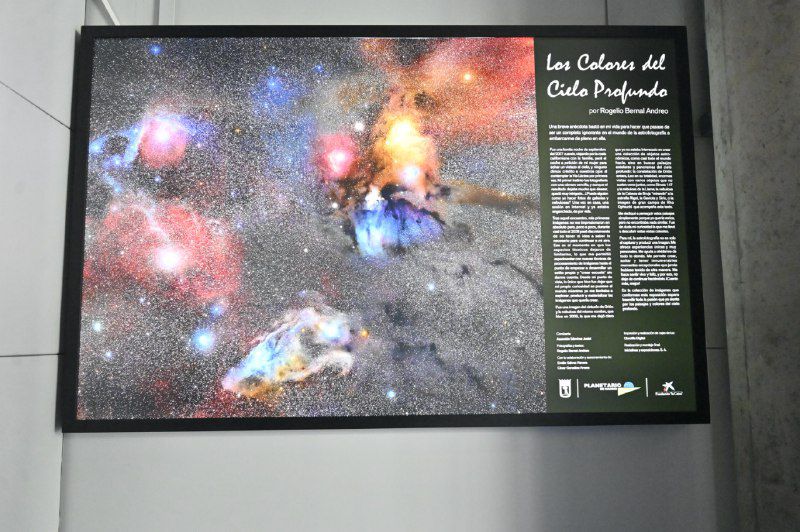 Muestra de imágenes astronómicas en gran formato realizadas por el astrofotógrafo Rogelio Bernal Andreo. Una breve anécdota en la vida de Rogelio Bernal bastó para pasar de desconocerlo todo sobre la astrofotografía a embarcarse de pleno en ella. Fue una noche de Septiembre del 2007 cuando, viajando por la costa californiana con su familia, paró el coche a petición de su mujer para echar un vistazo al cielo y contempló impresionado la Vía Láctea por primera vez. ¿Podría alguien como el hacer fotos de galaxias y nebulosas?