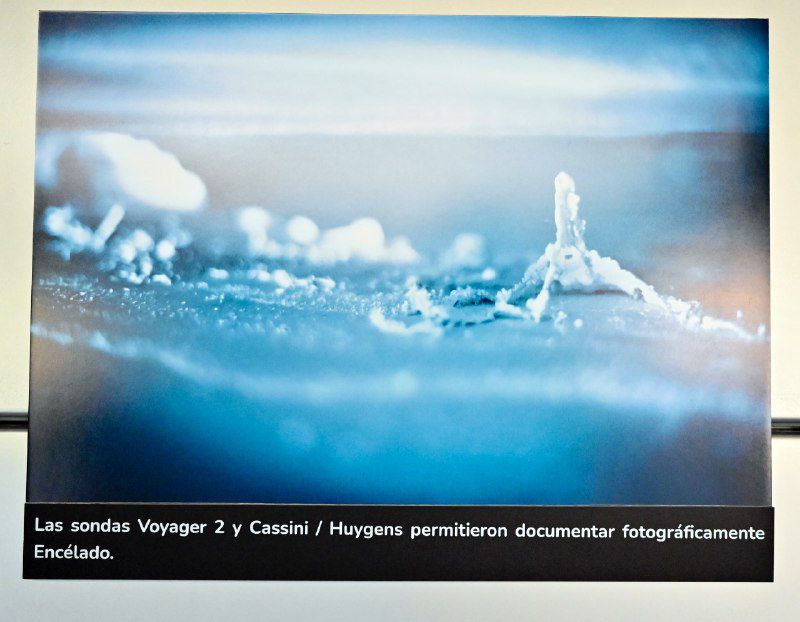 Encélado fue descubierta en 1789, posee 504 km. de diámetro-25 veces menor que nuestro planeta- y su superficie se encuentra a una temperatura media de -200 °C. El análisis de los datos aportados por la sonda Cassini indica que puede albergar un núcleo rocoso y un océano cubierto por una capa de hielo superficial de unos 20 km. de grosor.
Se trata de uno de los cuerpos más interesantes del sistema solar y un objetivo importante para su investigación, puesto que puede reunir las condiciones necesarias para albergar vida en su océano interior.