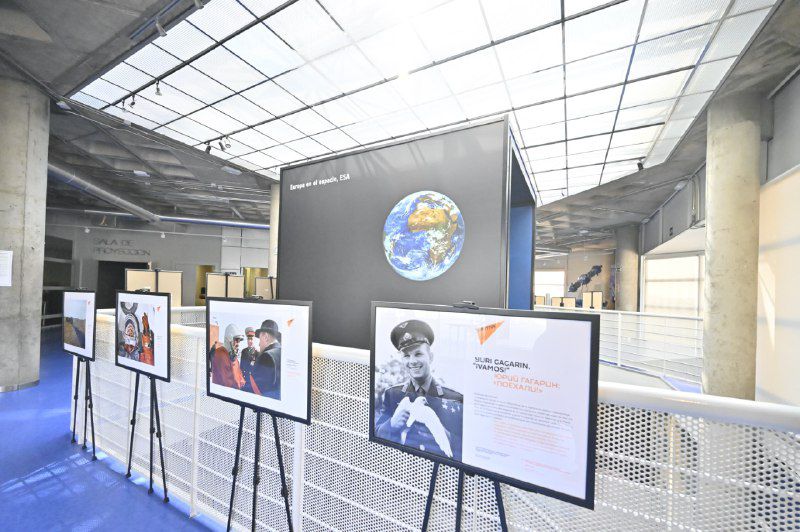 Con motivo del 60 aniversario del histórico primer vuelo espacial, el realizado el 12 de abril de 1961 por el cosmonauta soviético Yuri Gagarin (1934-1968), se exhibe en el Planetario de Madrid la exposición 'Yuri Gagarin: Vamos' que trata de acercar a tan ilustre personaje a los visitantes del Planetario.