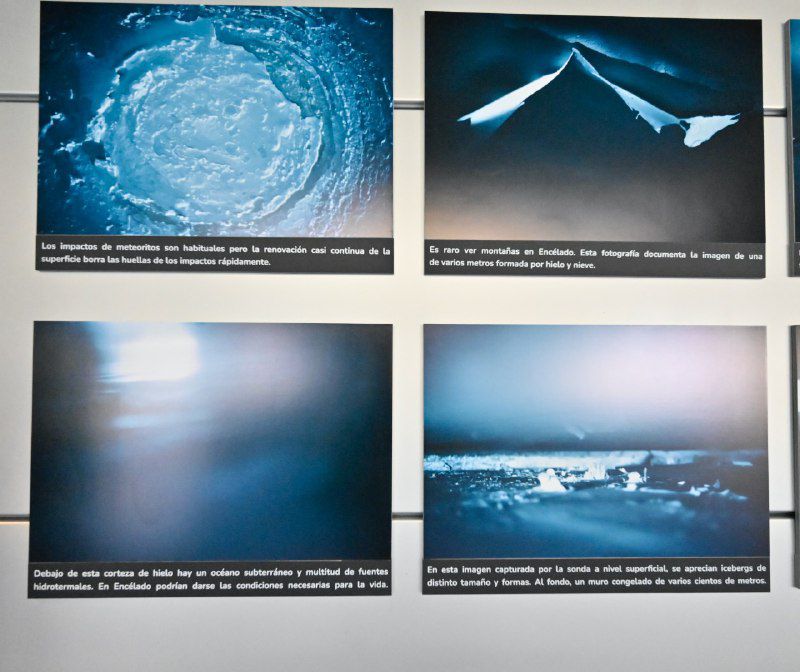 Encélado fue descubierta en 1789, posee 504 km. de diámetro-25 veces menor que nuestro planeta- y su superficie se encuentra a una temperatura media de -200 °C. El análisis de los datos aportados por la sonda Cassini indica que puede albergar un núcleo rocoso y un océano cubierto por una capa de hielo superficial de unos 20 km. de grosor.
Se trata de uno de los cuerpos más interesantes del sistema solar y un objetivo importante para su investigación, puesto que puede reunir las condiciones necesarias para albergar vida en su océano interior.