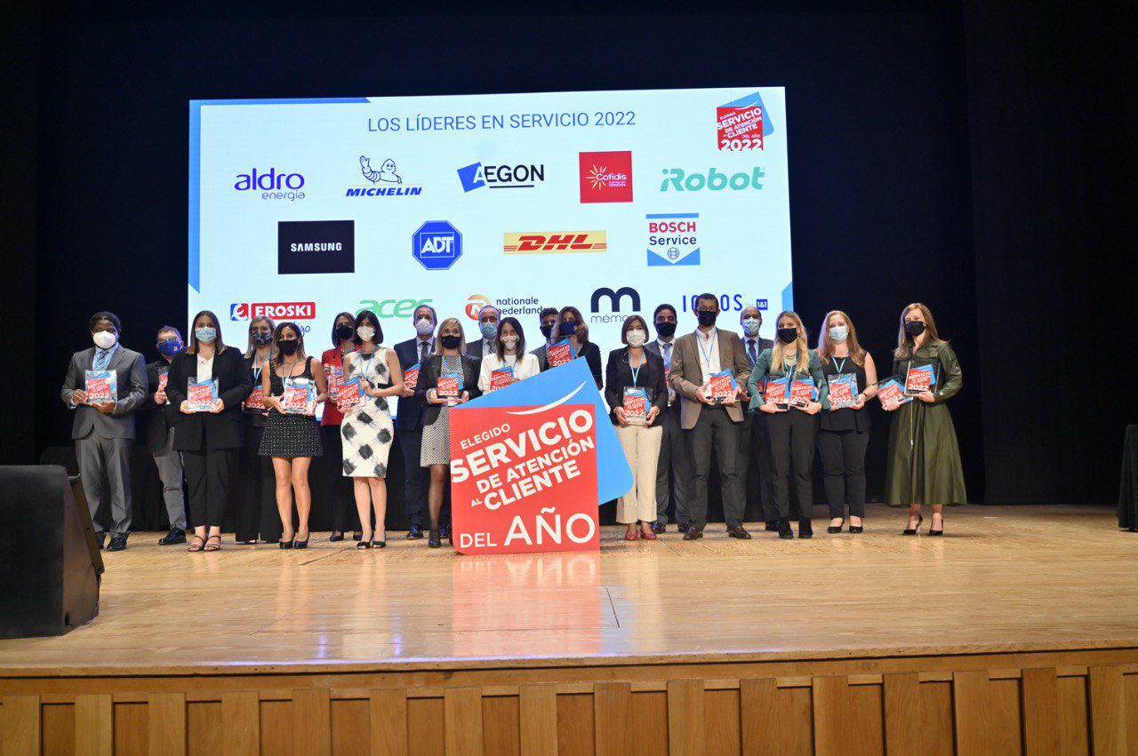 Todas las empresas ganadoras, en el escenario al finalizar la gala.
