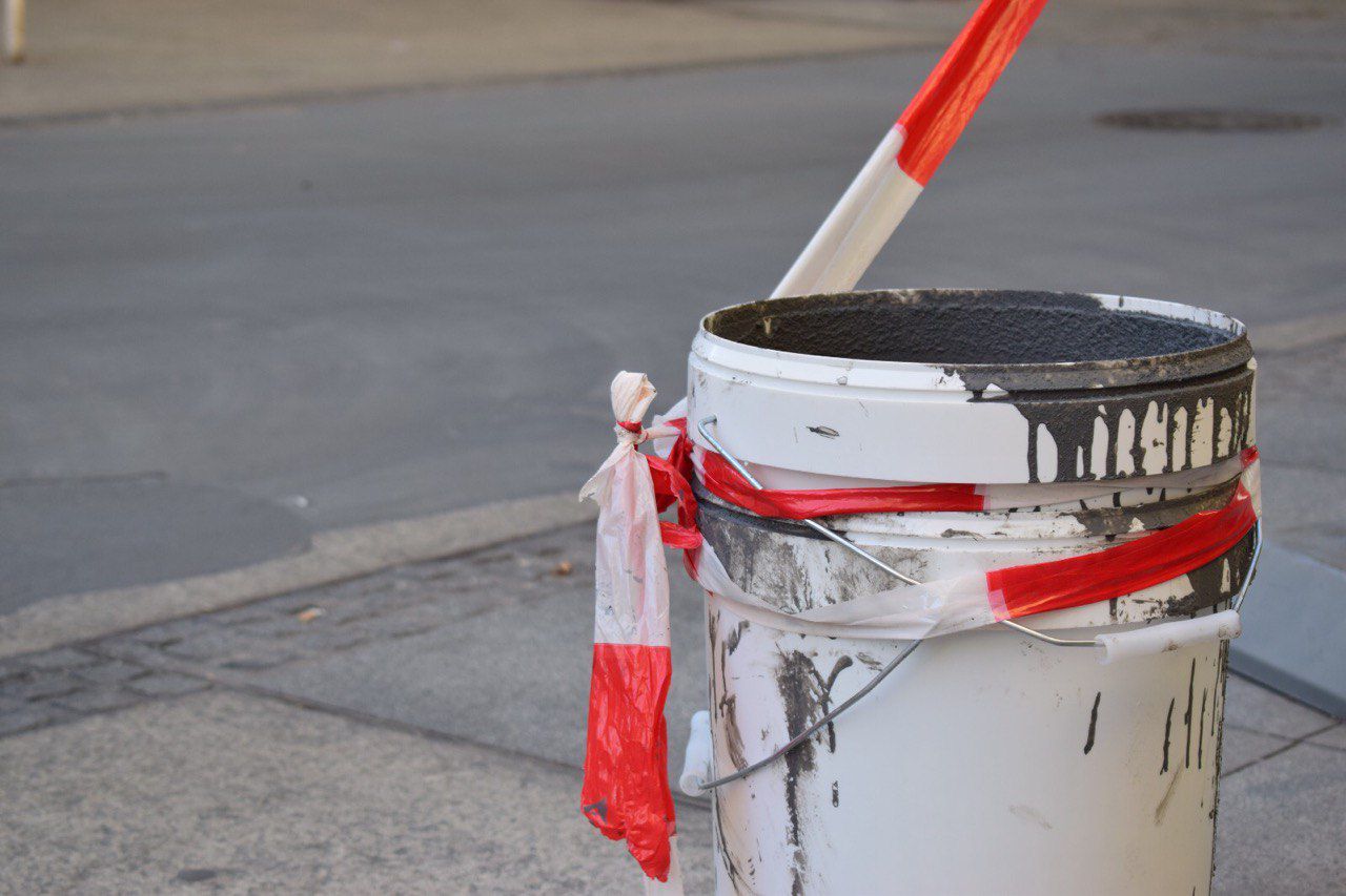 Obras en las calles Arenal y Montera para reparar los microagujeros del pavimento causados por los cascos de los caballos de la Policía.