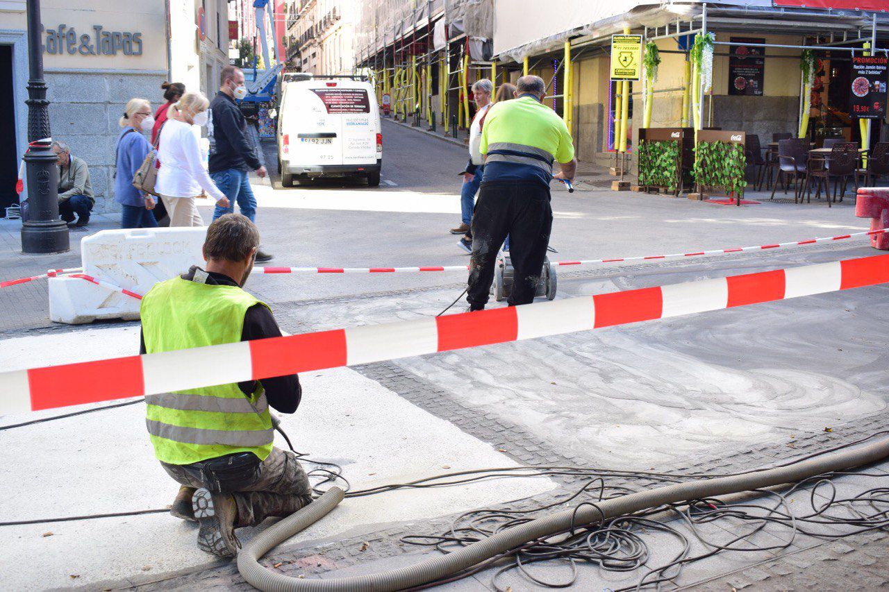 Obras en las calles Arenal y Montera para reparar los microagujeros del pavimento causados por los cascos de los caballos de la Policía.