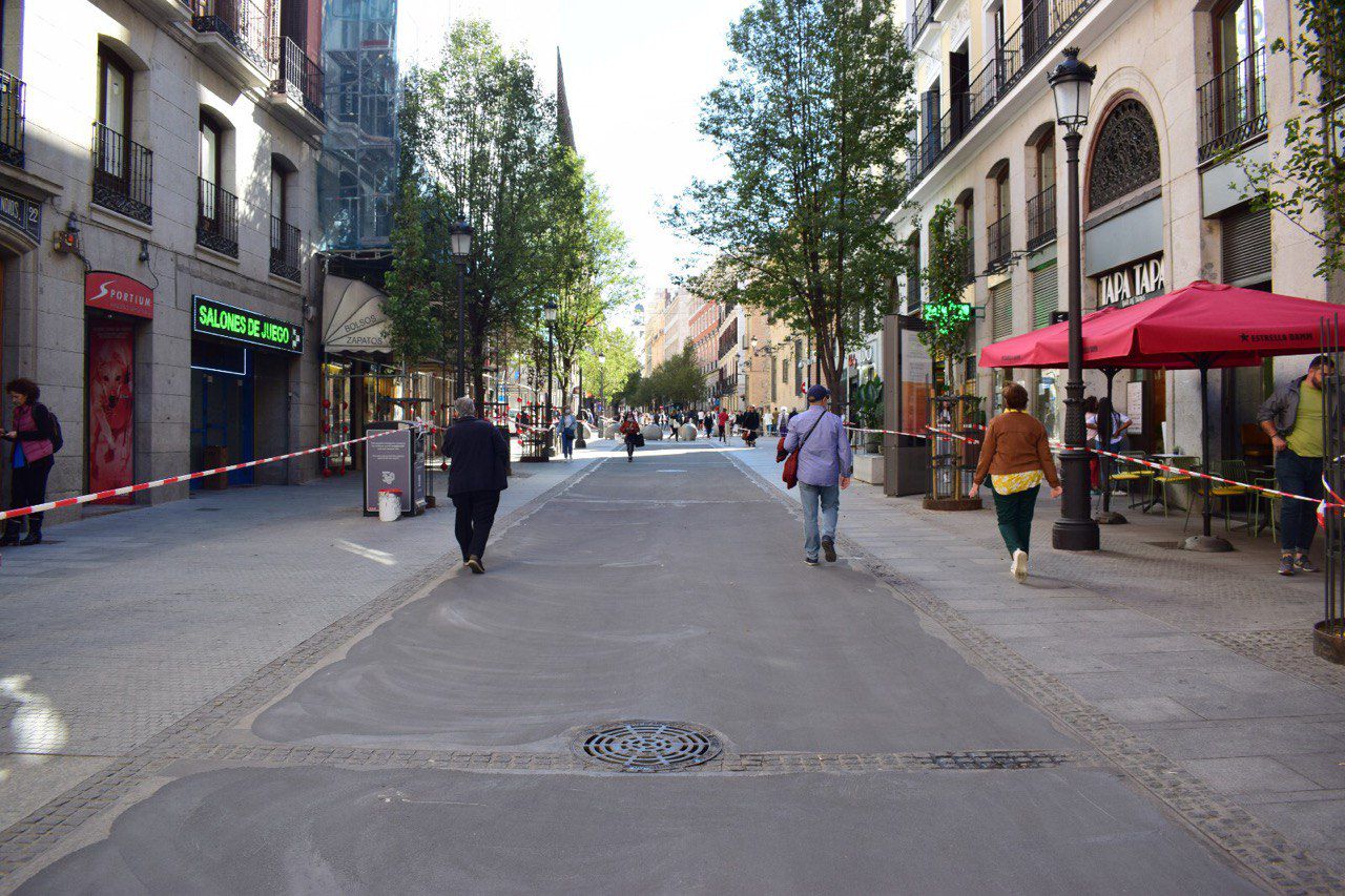Obras en las calles Arenal y Montera para reparar los microagujeros del pavimento causados por los cascos de los caballos de la Policía.