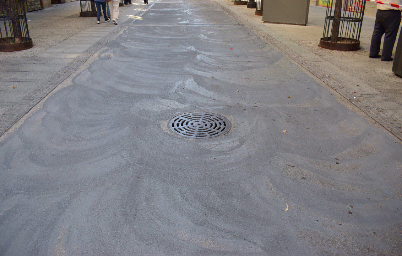 Obras en las calles Arenal y Montera para reparar los microagujeros del pavimento causados por los cascos de los caballos de la Policía.