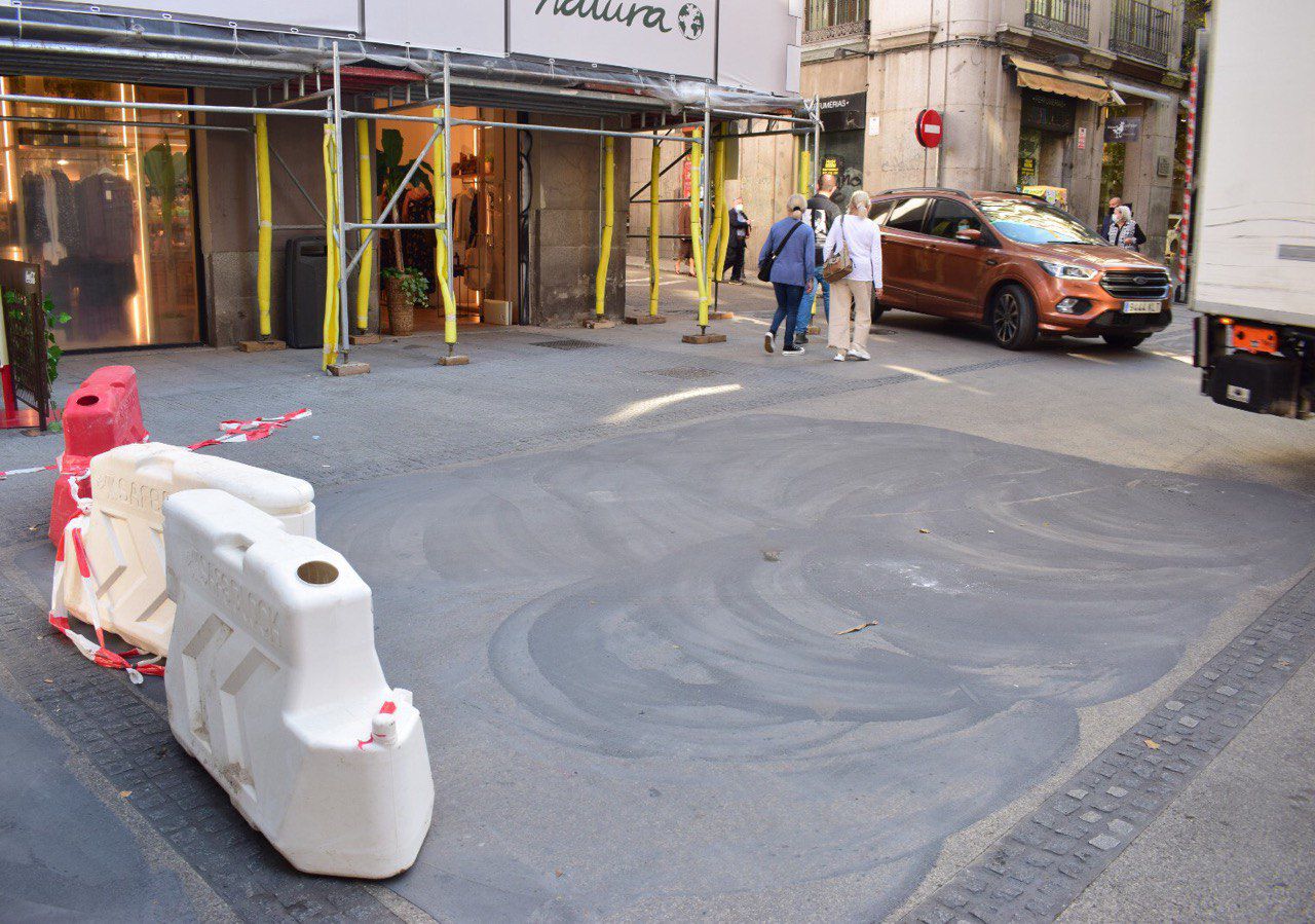 Obras en las calles Arenal y Montera para reparar los microagujeros del pavimento causados por los cascos de los caballos de la Policía.