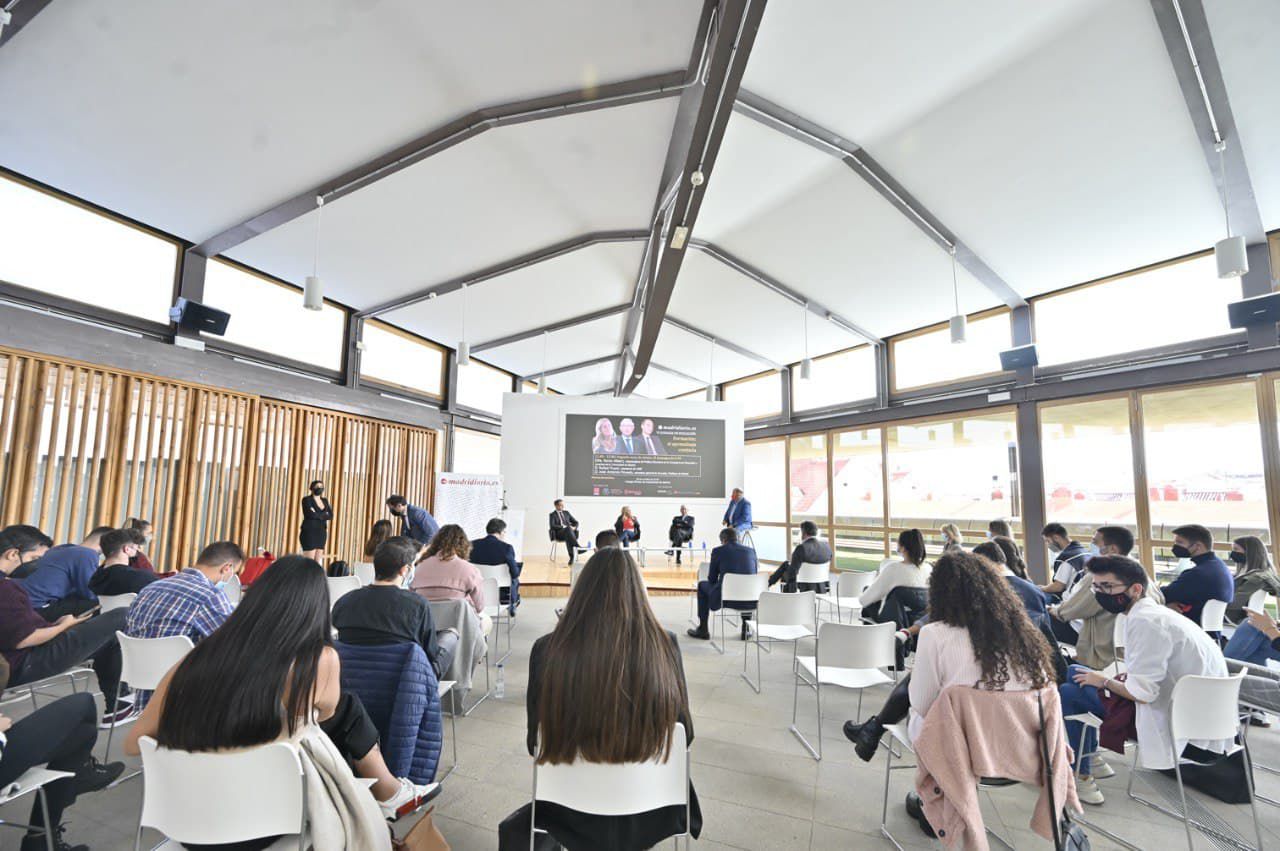 Vista general de la sala del COAM donde se celebran las jornadas educativas.