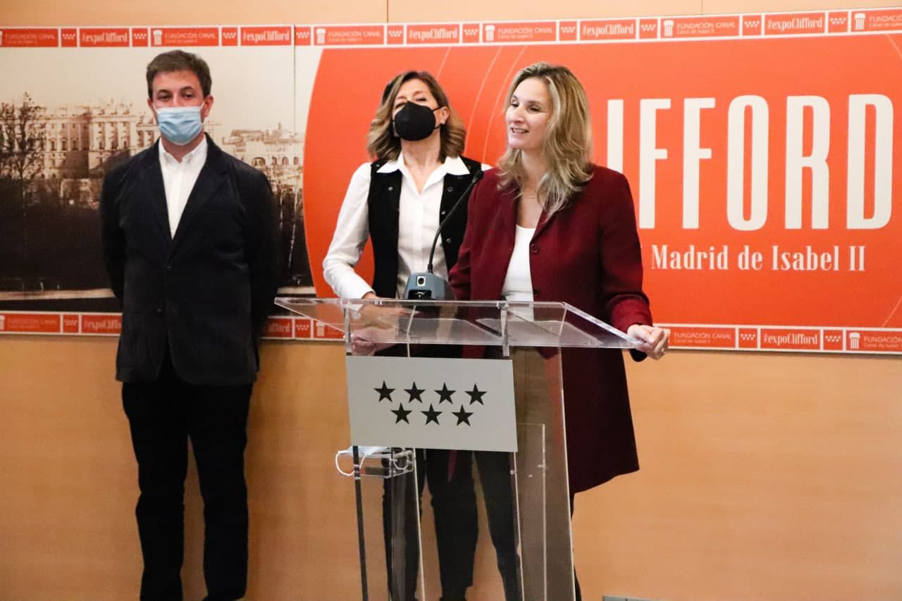 Paloma Martín, la consejera de Medio Ambiente, Vivienda y Agricultura de la Comunidad de Madrid, inaugura la exposición.