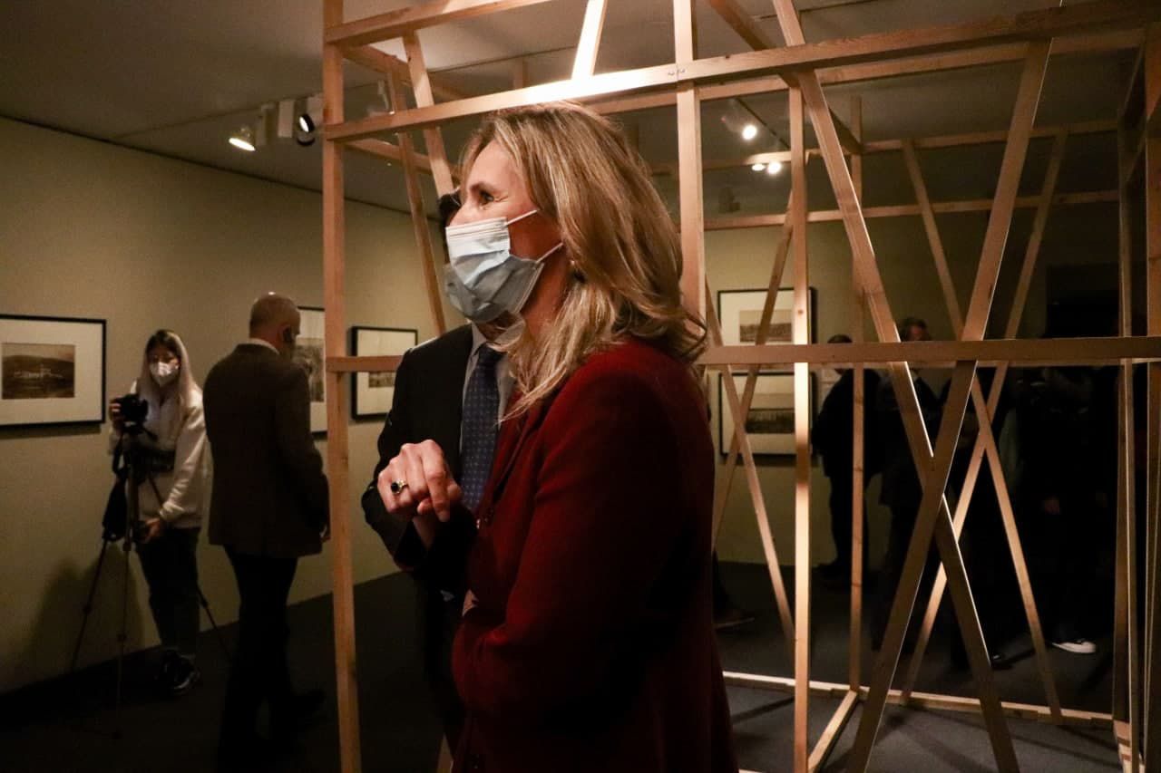 Paloma Martín, la consejera de Medio Ambiente, Vivienda y Agricultura de la Comunidad de Madrid, inaugura la exposición.