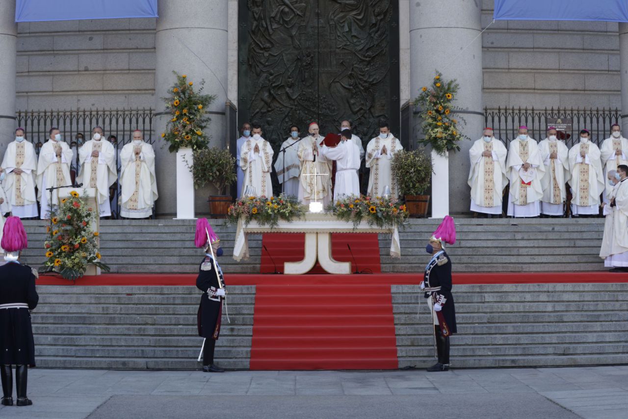 El arzobispo Carlos Osoro, preside una eucaristía con motivo del Día de la Virgen de la Almudena, patrona de Madrid