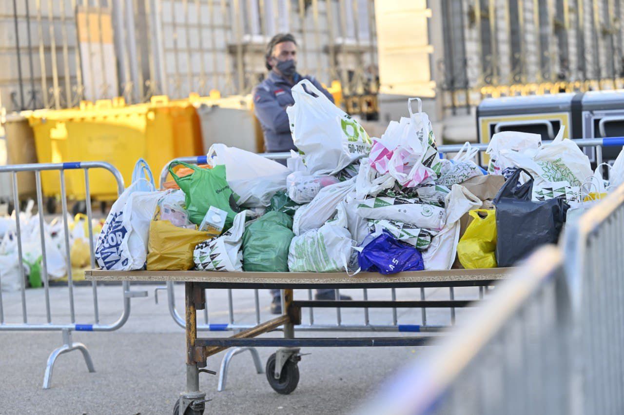 Asimismo, se solicitó que, al igual que flores, se ofreciese a la Virgen comida para después donarla a diferentes asociaciones caritativas