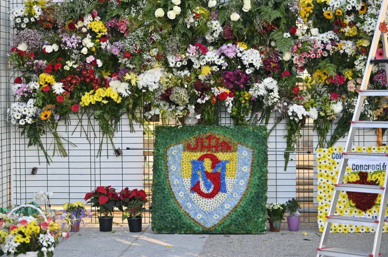 Comenzó también la llegada de flores para la Virgen