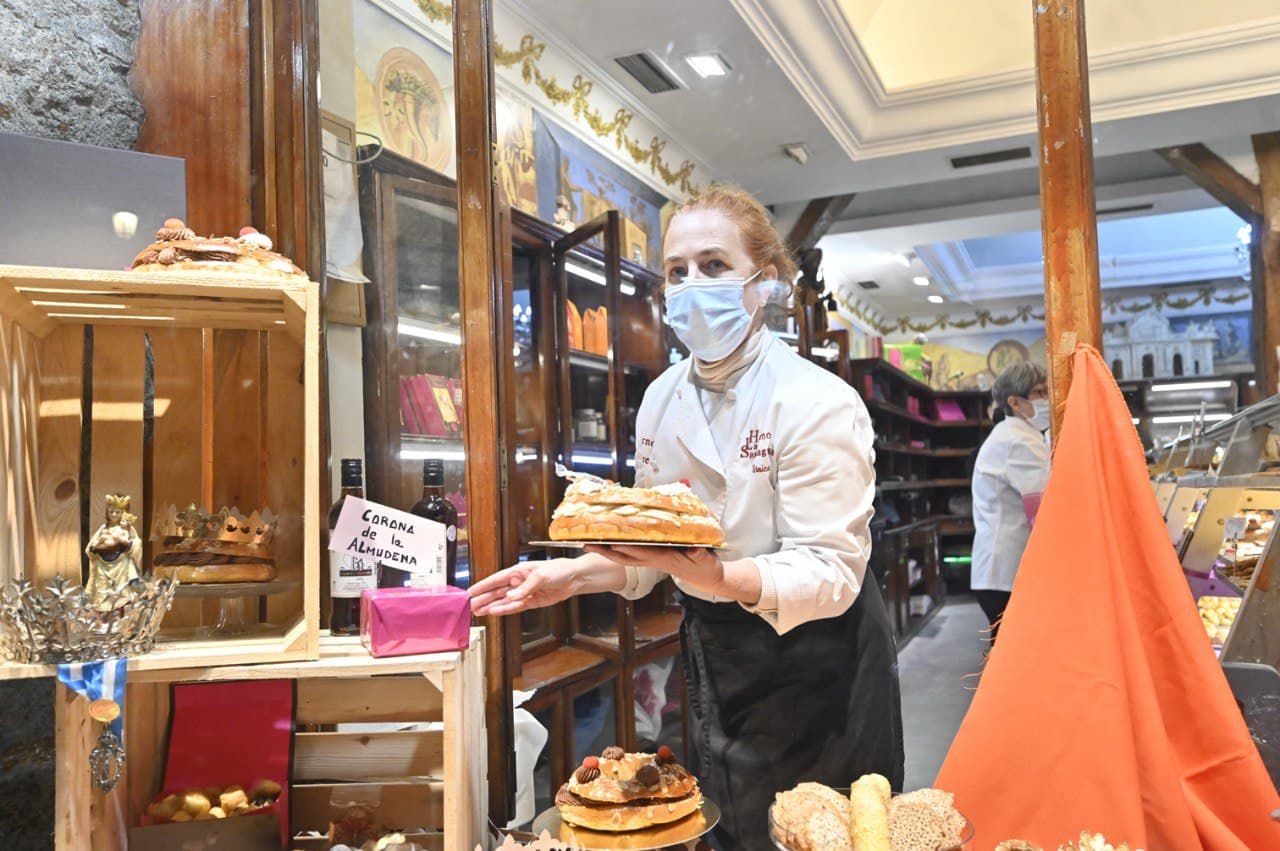 En el Horno la Santiaguesa, ya preparan el dulce estrella de este día: la Corona de la Almudena