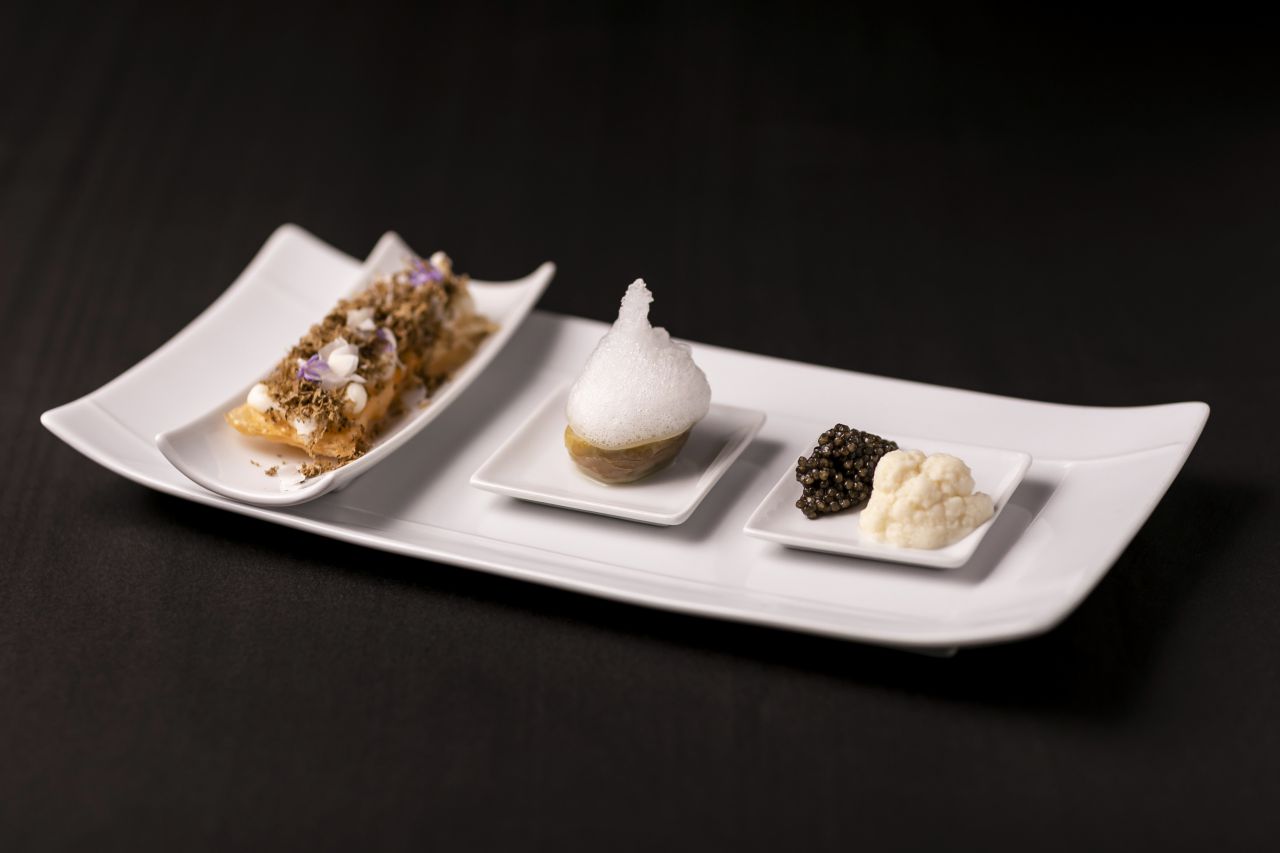Coliflor y caviar con alcachofas con limón