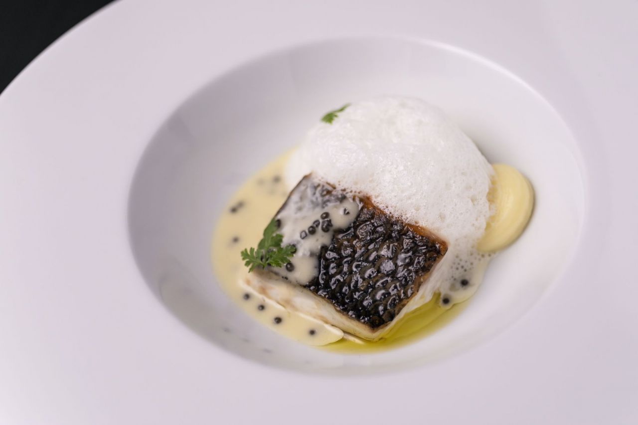 Lubina salvaje con crema agria en su jugo