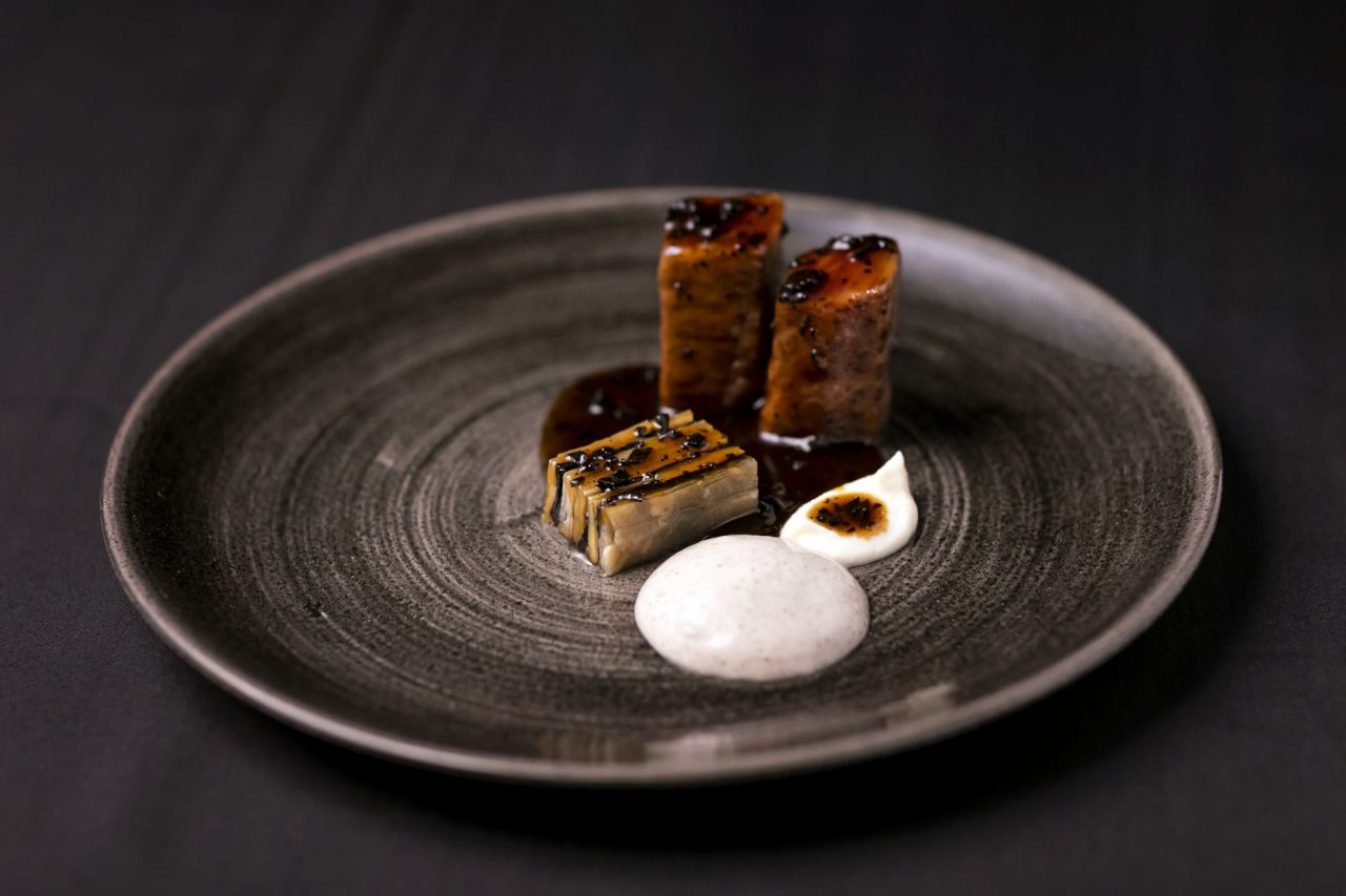 Wagyu con milhojas de trufa y nabo