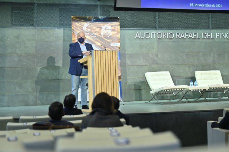 Constantino Mediavilla, presidente editor de Madridiario, presento el foro y modero la tercera mesa.