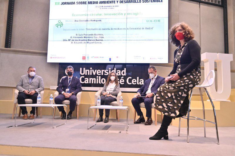 La segunda mesa sobre la 'Innovación en materia de residuos en la Comunidad de Madrid'. Ana Cremades, directora general de Investigación e Innovación Tecnológica de la Comunidad de Madrid, modera las intervenciones de los profesores Luis Fernando Bautista, ALGATE-CM - Universidad Rey Juan Carlos; Fernando Martínez, REMTAVARES-CM - Universidad Rey Juan Carlos; María de los Ángeles Blanco, RETOPROSOT-2-CM - Universidad Complutense de Madrid, y Eduardo de Miguel García, CARESOIL-CM - Universidad Politécnica de Madrid.