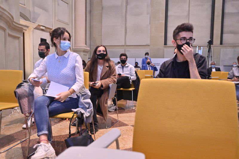 La segunda mesa sobre la 'Innovación en materia de residuos en la Comunidad de Madrid'. Ana Cremades, directora general de Investigación e Innovación Tecnológica de la Comunidad de Madrid, modera las intervenciones de los profesores Luis Fernando Bautista, ALGATE-CM - Universidad Rey Juan Carlos; Fernando Martínez, REMTAVARES-CM - Universidad Rey Juan Carlos; María de los Ángeles Blanco, RETOPROSOT-2-CM - Universidad Complutense de Madrid, y Eduardo de Miguel García, CARESOIL-CM - Universidad Politécnica de Madrid.