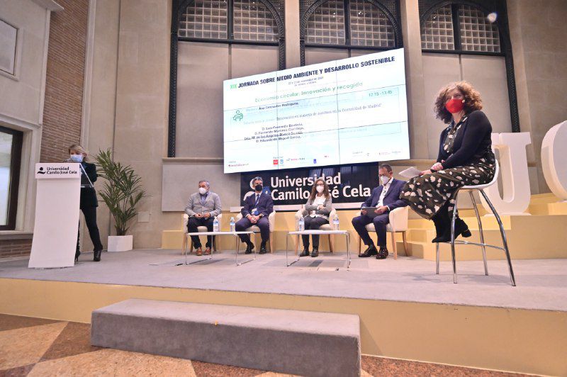 La segunda mesa sobre la 'Innovación en materia de residuos en la Comunidad de Madrid'. Ana Cremades, directora general de Investigación e Innovación Tecnológica de la Comunidad de Madrid, modera las intervenciones de los profesores Luis Fernando Bautista, ALGATE-CM - Universidad Rey Juan Carlos; Fernando Martínez, REMTAVARES-CM - Universidad Rey Juan Carlos; María de los Ángeles Blanco, RETOPROSOT-2-CM - Universidad Complutense de Madrid, y Eduardo de Miguel García, CARESOIL-CM - Universidad Politécnica de Madrid.