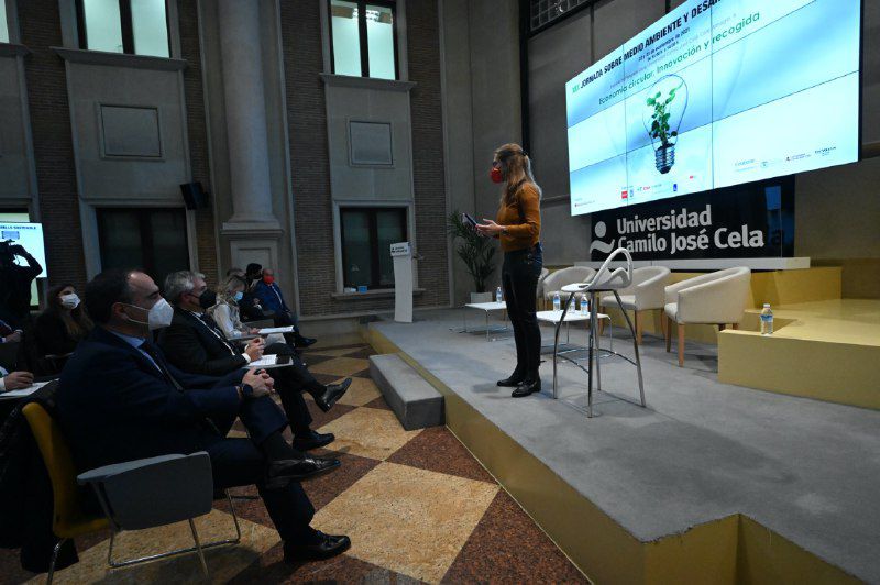 Cristina Aparicio, directora general de Economía Circular, en la primera mesa de debate.