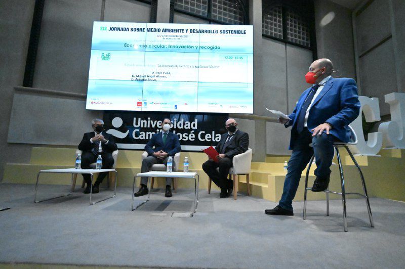 'La innovación Eléctrica Transforma Madrid', segunda mesa moderada por Constantino Mediavilla, editor de los grupos Madridiario y Diariocritico, con con la participación de Pere Petit, CEO de Ros Roca, Francisco Iglesias, CEO de ALSA y Antonio Bravo, director del Departamento de Maquinaria FCC.