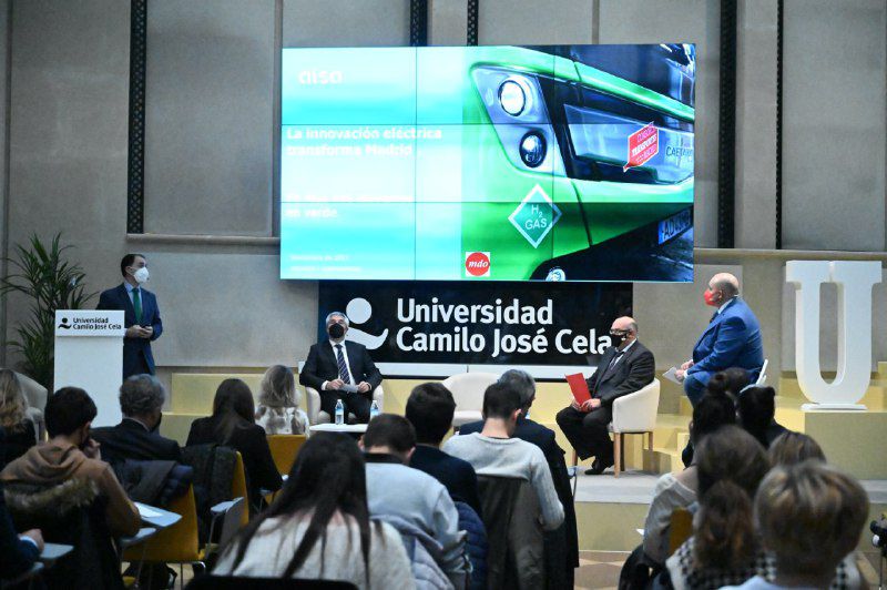'La innovación Eléctrica Transforma Madrid', segunda mesa moderada por Constantino Mediavilla, editor de los grupos Madridiario y Diariocritico, con con la participación de Pere Petit, CEO de Ros Roca, Francisco Iglesias, CEO de ALSA y Antonio Bravo, director del Departamento de Maquinaria FCC.