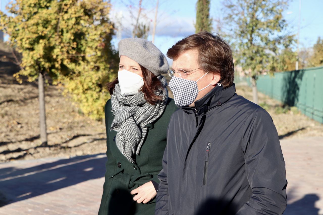 El alcalde de Madrid, José Luis Martínez-Almeida, acompañado por el delegado de Medio Ambiente y Movilidad, Borja Carabante, y la concejala del distrito de Villa de Vallecas, Concha Chapa, inauguran el parque de la Gavia.