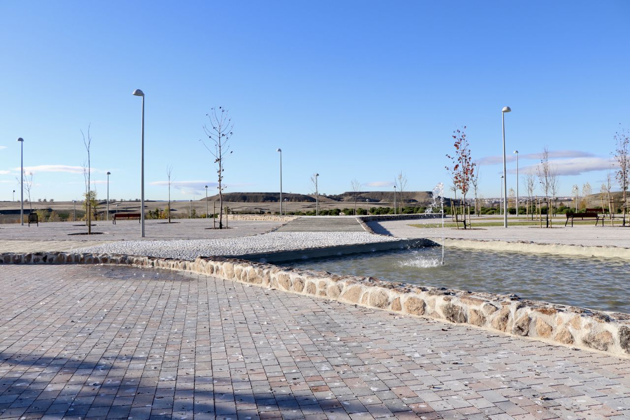 El alcalde de Madrid, José Luis Martínez-Almeida, acompañado por el delegado de Medio Ambiente y Movilidad, Borja Carabante, y la concejala del distrito de Villa de Vallecas, Concha Chapa, inauguran el parque de la Gavia.
