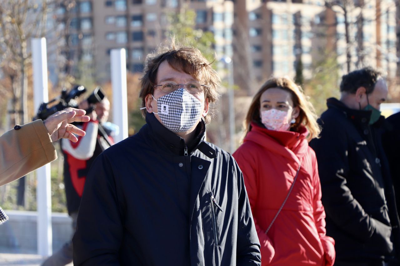 El alcalde de Madrid, José Luis Martínez-Almeida, acompañado por el delegado de Medio Ambiente y Movilidad, Borja Carabante, y la concejala del distrito de Villa de Vallecas, Concha Chapa, inauguran el parque de la Gavia.