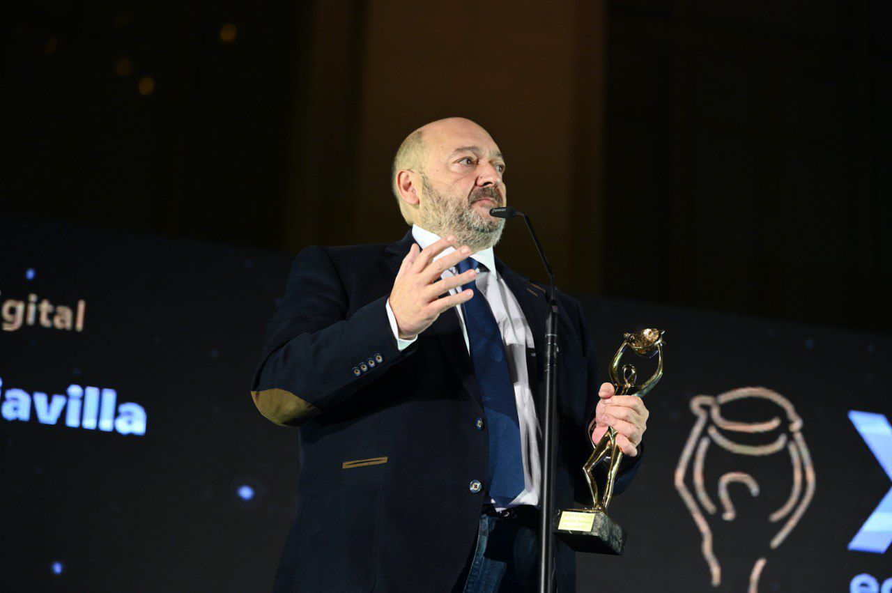 El presidente del Grupo Madridiario, Constantino Mediavilla, recoge la Antena de Oro. 