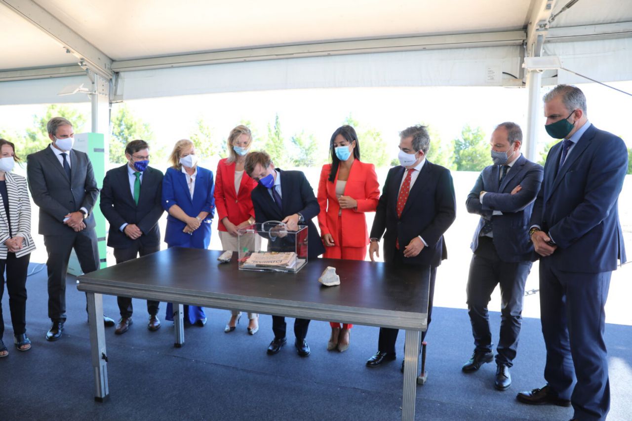 José Luis Martínez-Almeida y Begoña Villacís en el acto de colocación de la primera piedra del desarrollo de Valdecarros. 