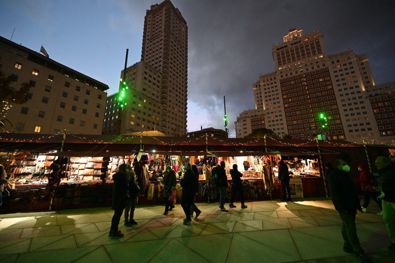 Mercadillo navideño y pista de hielo en Plaza de España
