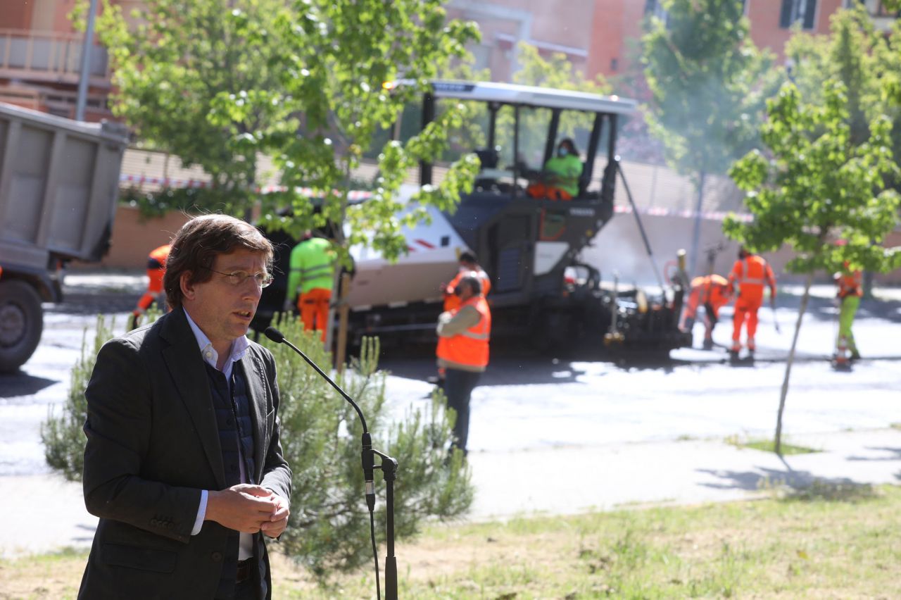 El alcalde, José Luis Martínez-Almeida, presenta la Operación Asfalto 2021, junto a la delegada de Obras, Paloma García Romero, y la concejala de Moncloa Aravaca, Loreto Sordo.