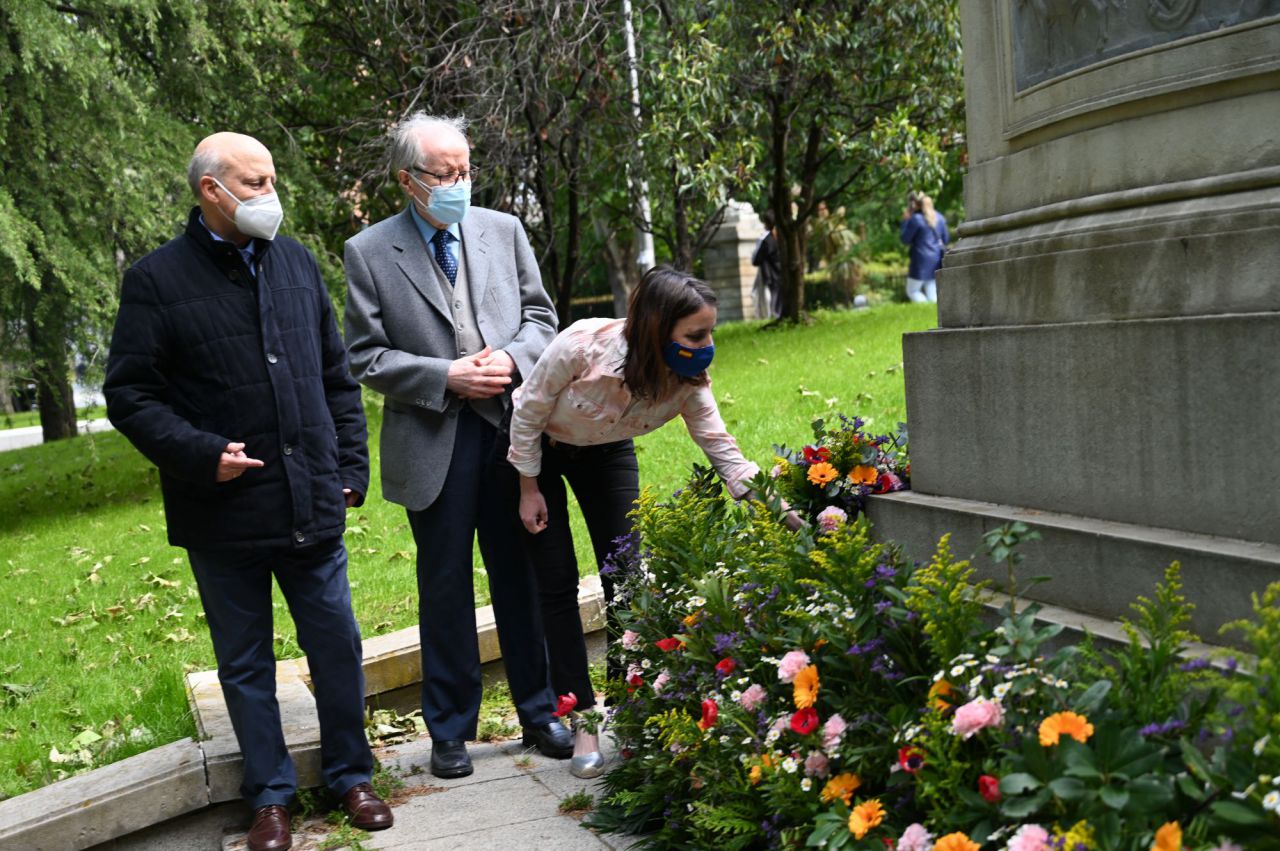  La delegada del Área de Cultura, Turismo y Deporte, Andrea Levy, homenajea a la escritora y cronista Emilia Pardo Bazán con una ofrenda floral en la fecha en la que se celebra su centenario