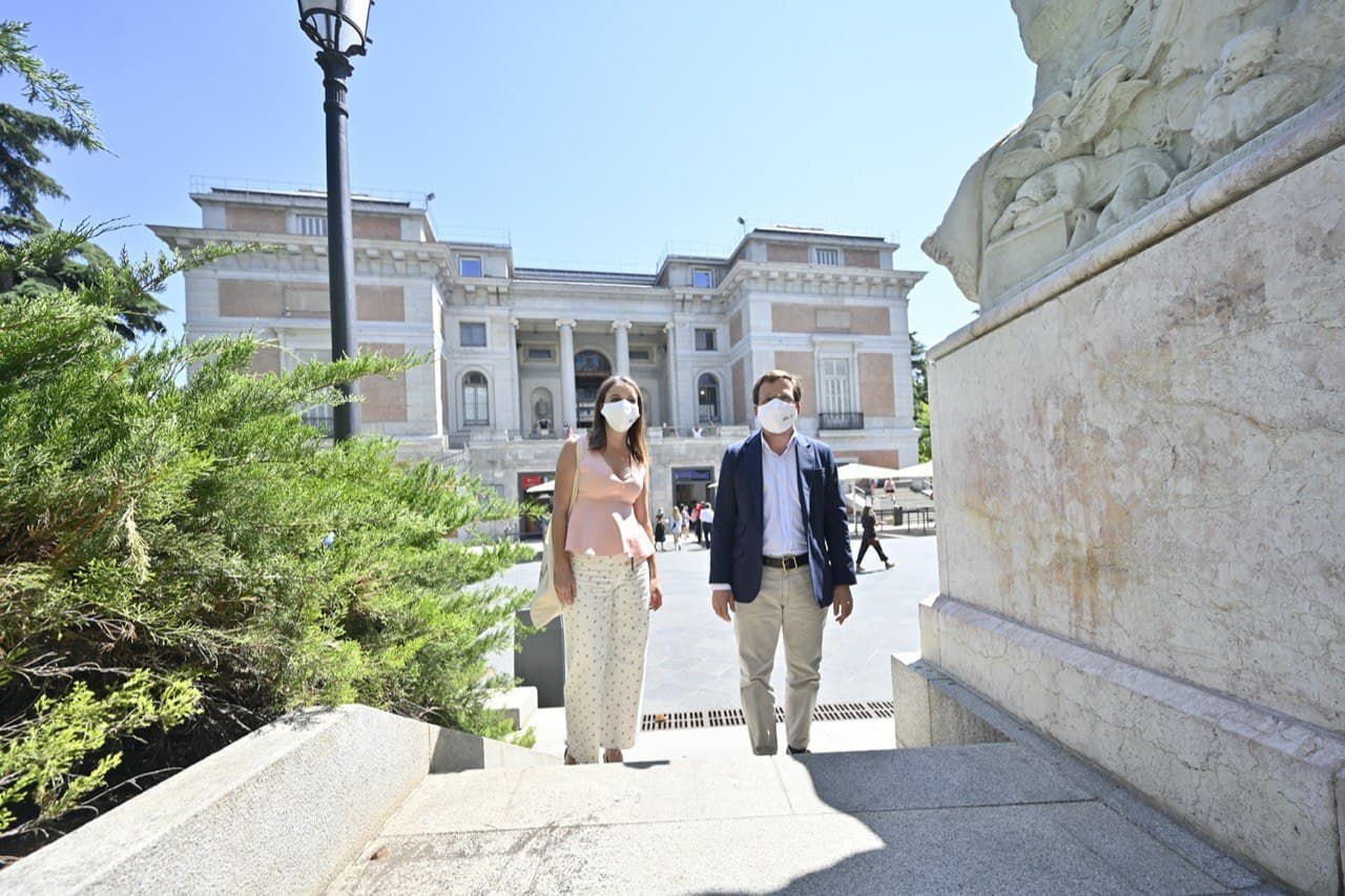 El alcalde de Madrid, José Luís Martínez Almeida, y la delegada de Cultura del Ayuntamiento de Madrid, Andrea Levy, en el Museo Del Prado tras conocer que el eje Prado-Retiro se convierten en Patrimonio Mundial de la Unesco
