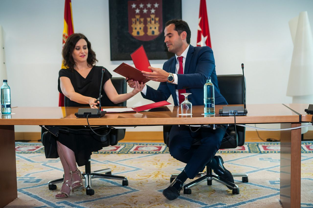 Los líderes de PP y Ciudadanos, Isabel Díaz Ayuso e Ignacio Aguado, respectivamente, en su firma del pacto de Gobierno para la investidura en la Comunidad de Madrid