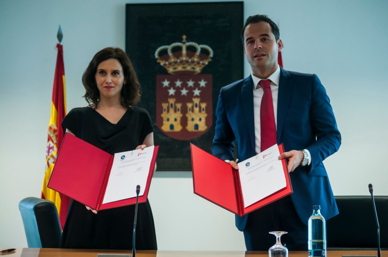Los líderes de PP y Ciudadanos, Isabel Díaz Ayuso e Ignacio Aguado, respectivamente, en su firma del pacto de Gobierno para la investidura en la Comunidad de Madrid