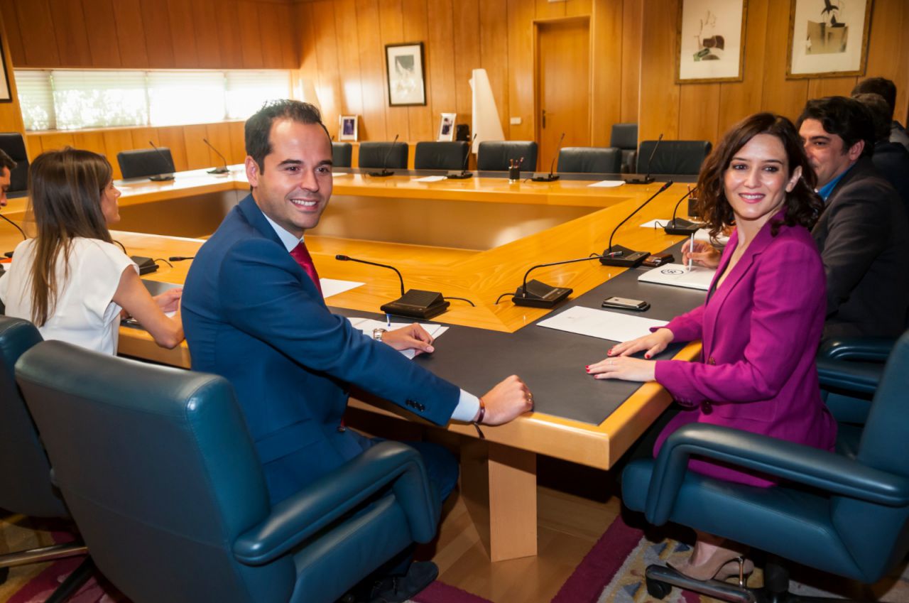Los equipos negociadores de PP y Ciudadanos, encabezados por Isabel Díaz Ayuso e Ignacio Aguado, respectivamente, se han reunido este lunes en la Asamblea de Madrid.