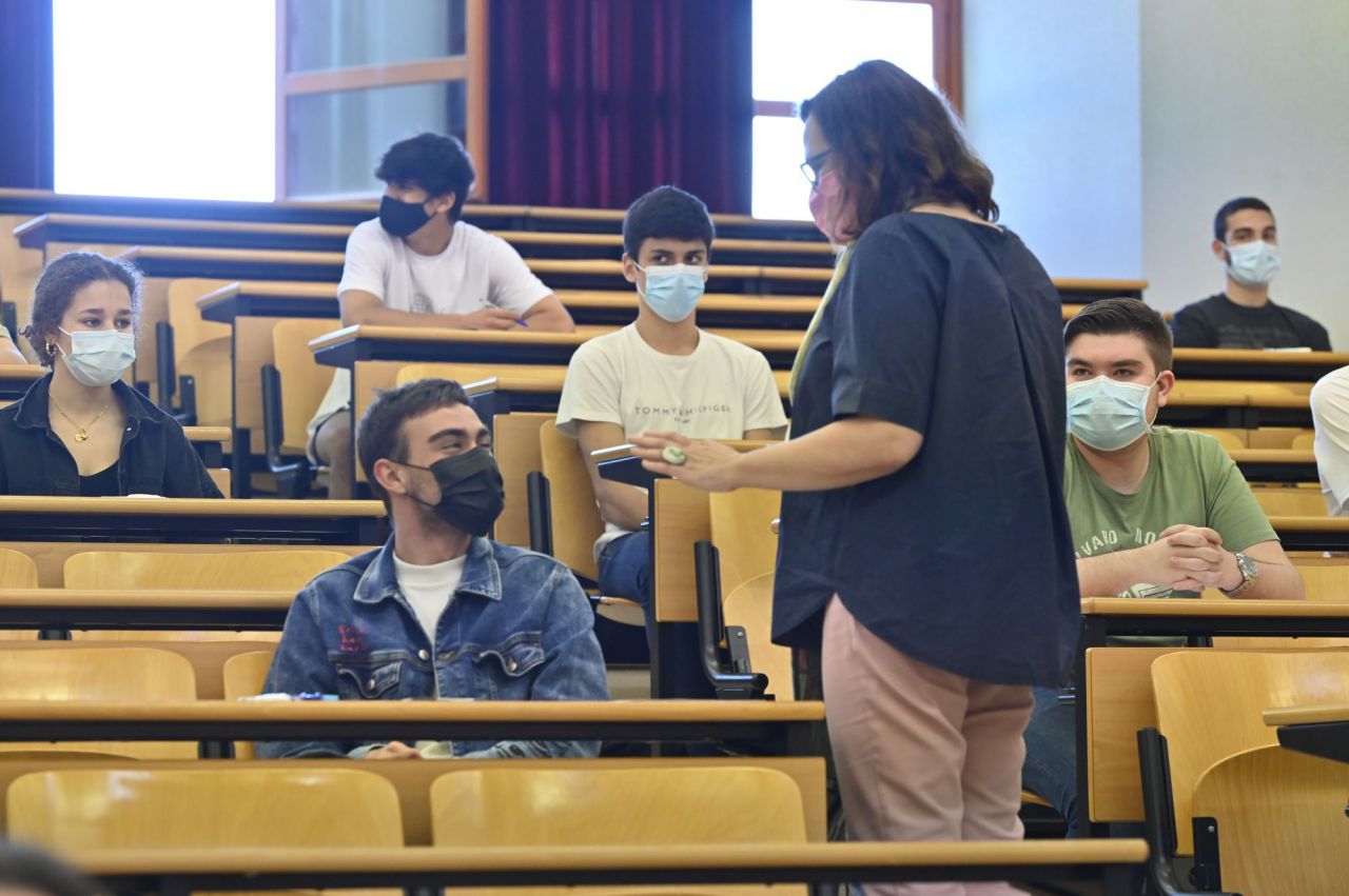 Alumnos en la Universidad Complutense de enfrentan a los exámenes de Selectividad.