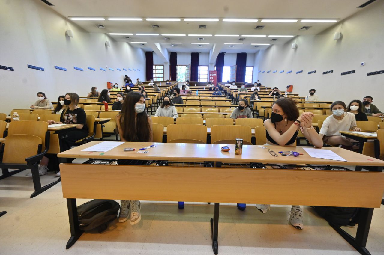 Alumnos en la Universidad Complutense de enfrentan a los exámenes de Selectividad.