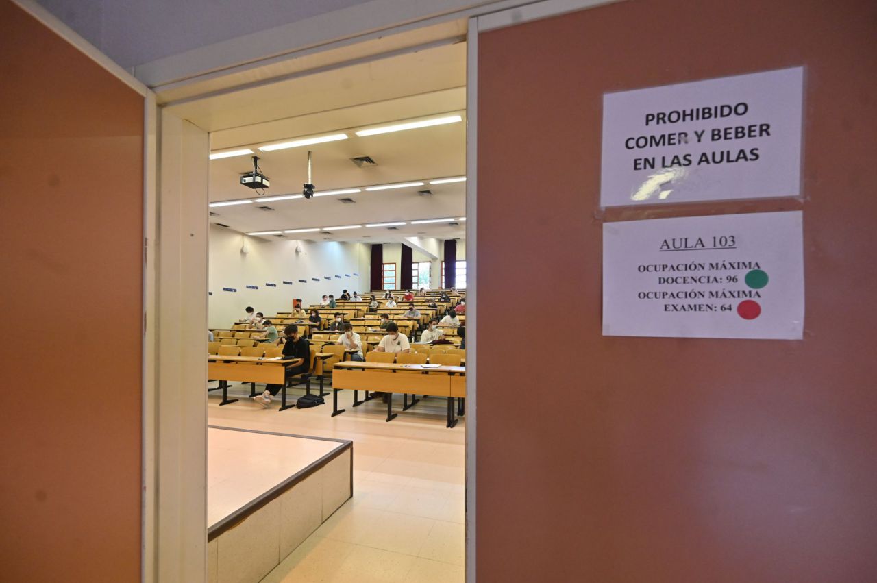 Alumnos en la Universidad Complutense de enfrentan a los exámenes de Selectividad.