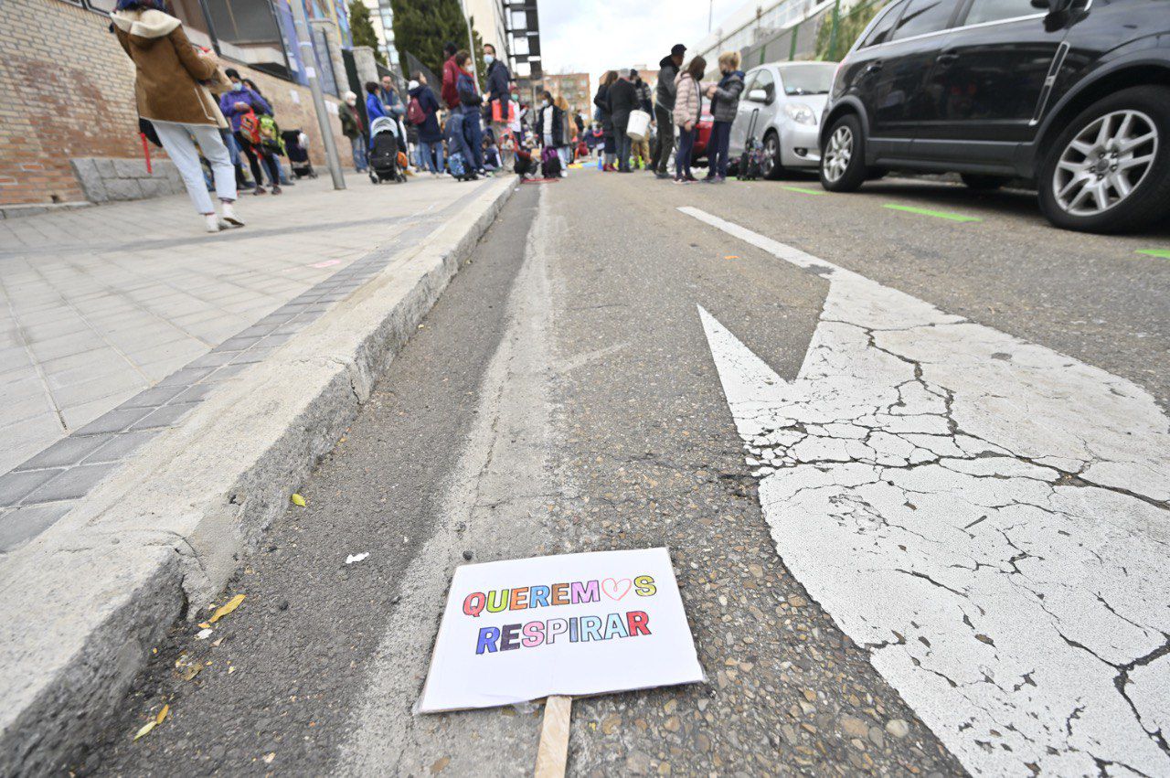 Revuelta escolar. Los alumnos del Colegio CEIP Asunción Rincón cortan la calle Jesús Maestro