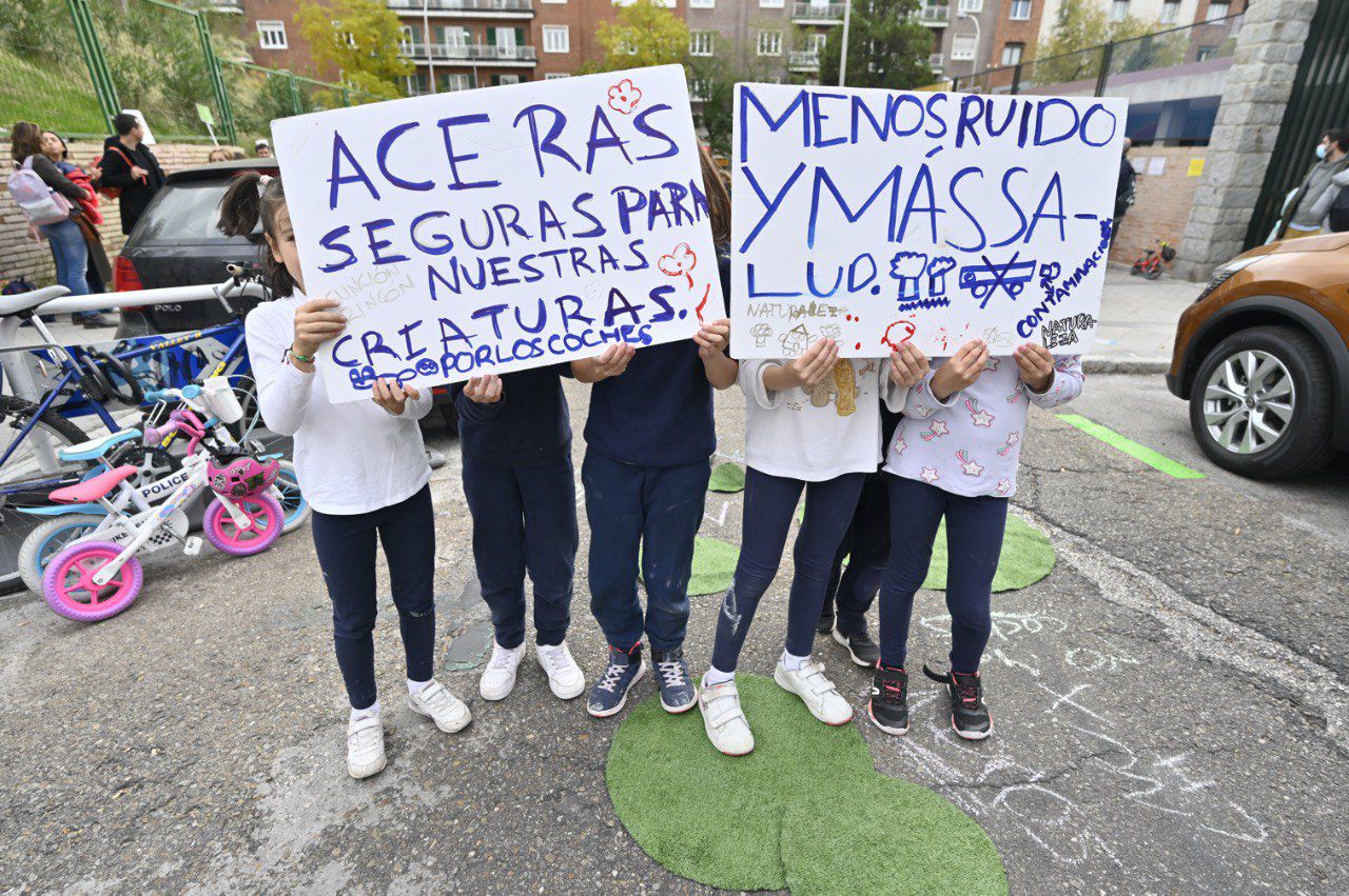 Revuelta escolar. Los alumnos del Colegio CEIP Asunción Rincón cortan la calle Jesús Maestro