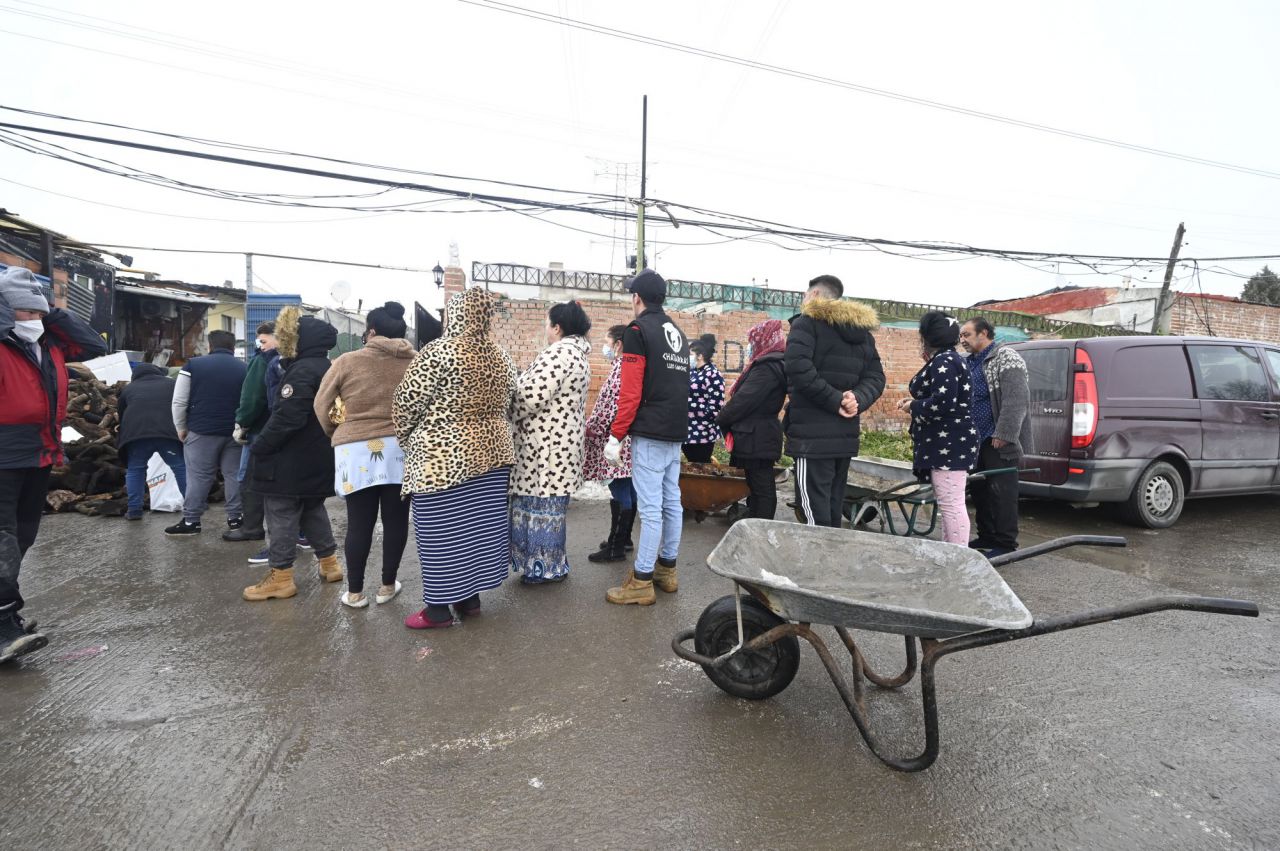 La Fundación Madrina repartió leña a comienzos de año, entre otros víveres y objetos, a los vecinos de la Cañada Real, sin suministro eléctrico en plena borrasca Filomena